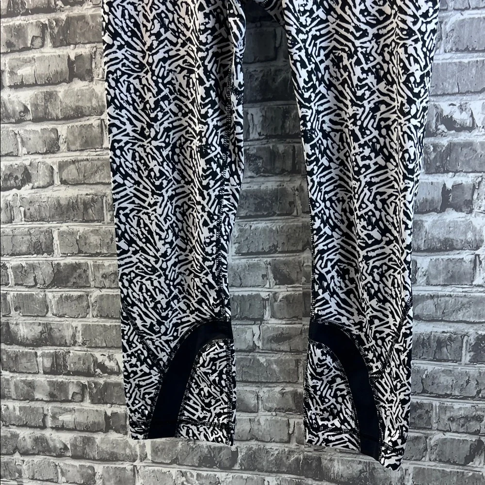 Stylish‎ Lululemon capri Black and White Patterned leggings